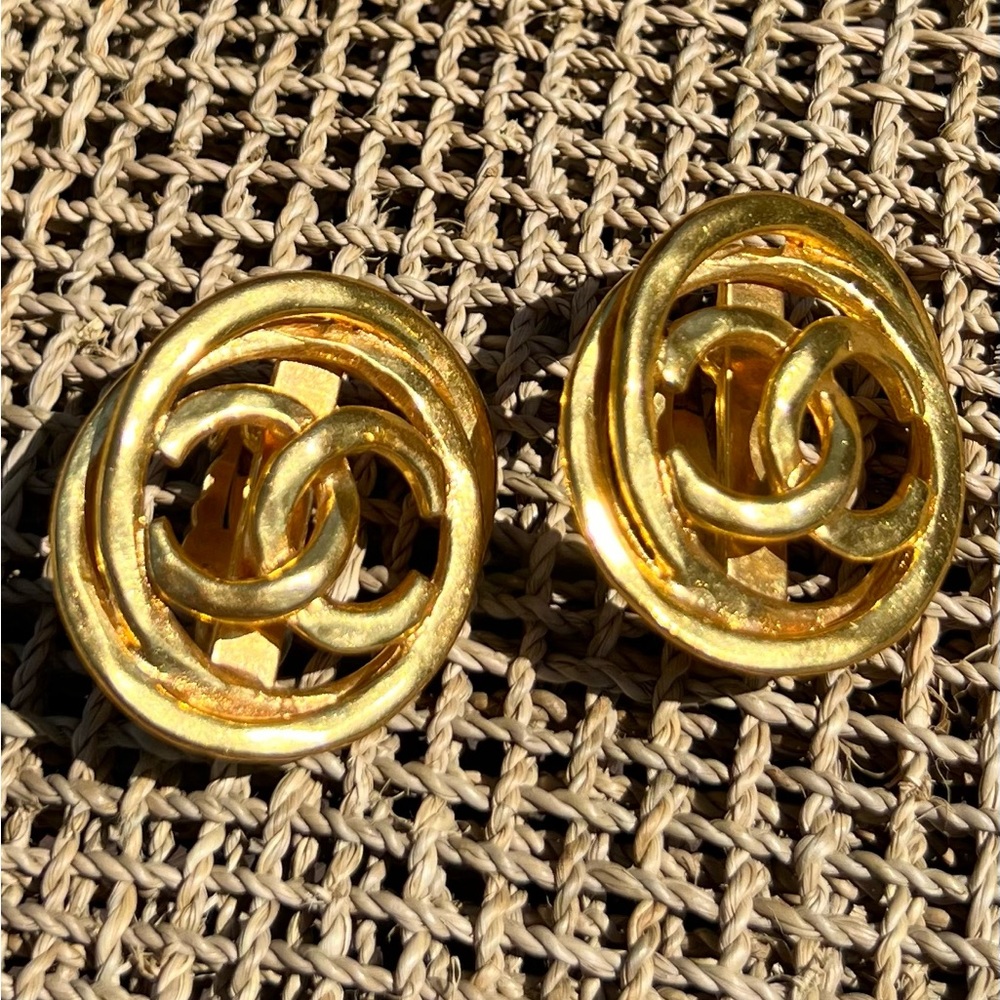 CHANEL (Interlocking) CC logo oval Earrings - Gold Plated